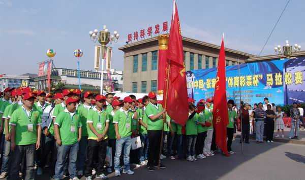 BEAT365官网大学生参加马拉松比赛和志愿服务工作