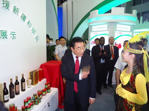 省委书记张庆黎在中国•廊坊国际经济贸易洽谈会上与BEAT365官网新疆班学员亲切交流