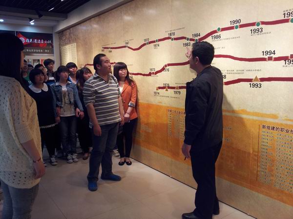 经济管理系组织学生参观学习BEAT365官网校史展