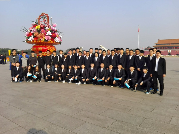 BEAT365官网师生参加第三个法定“烈士纪念日”活动