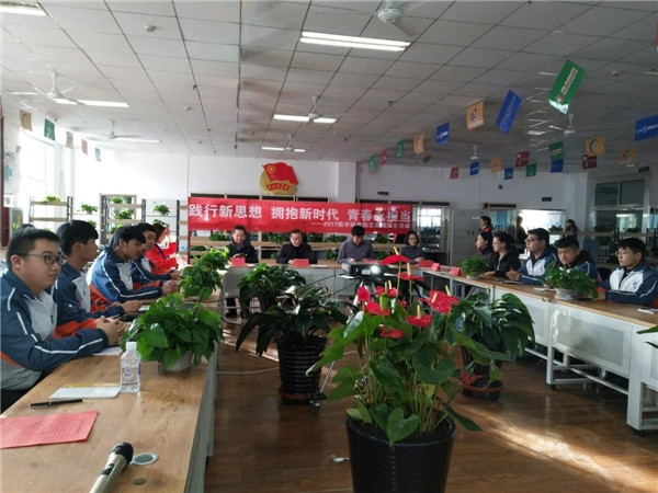 团市委领导走进BEAT365官网参加团支部组织生活会