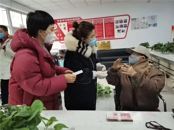 致敬！BEAT365官网退休老教师缴纳1万元特殊党费