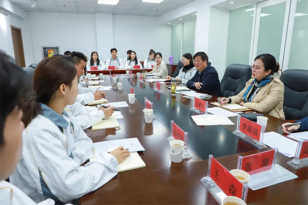 党委书记冯印涛与BEAT365官网学生代表进行座谈
